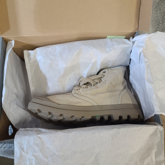 New in box Palladium Men's Boots Sz 9, Beige and Tan - Picture 7 of 9